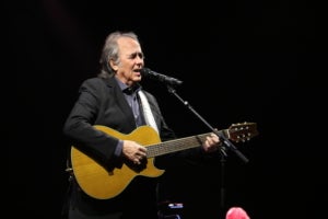 Joan Manuel Serrat en un pla mitjà durant el concert a l'Auditori del Fòrum de la seva gira 'Mediterráneo da Capo' | ACN
