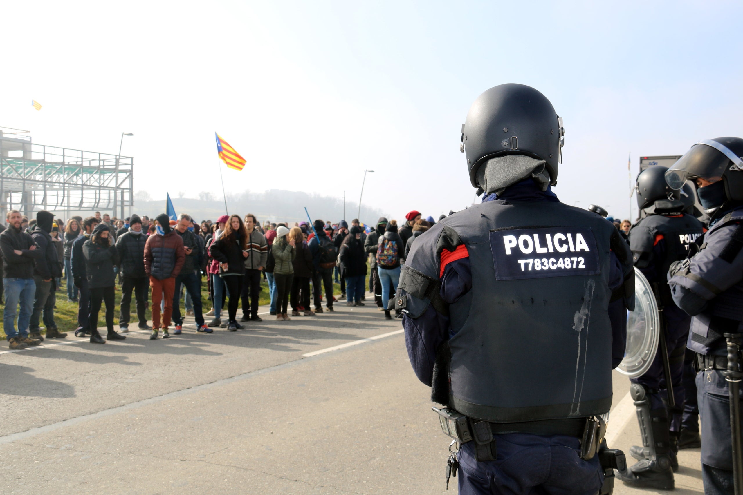Els Mossos, amb els manifestants al fons (ACN)