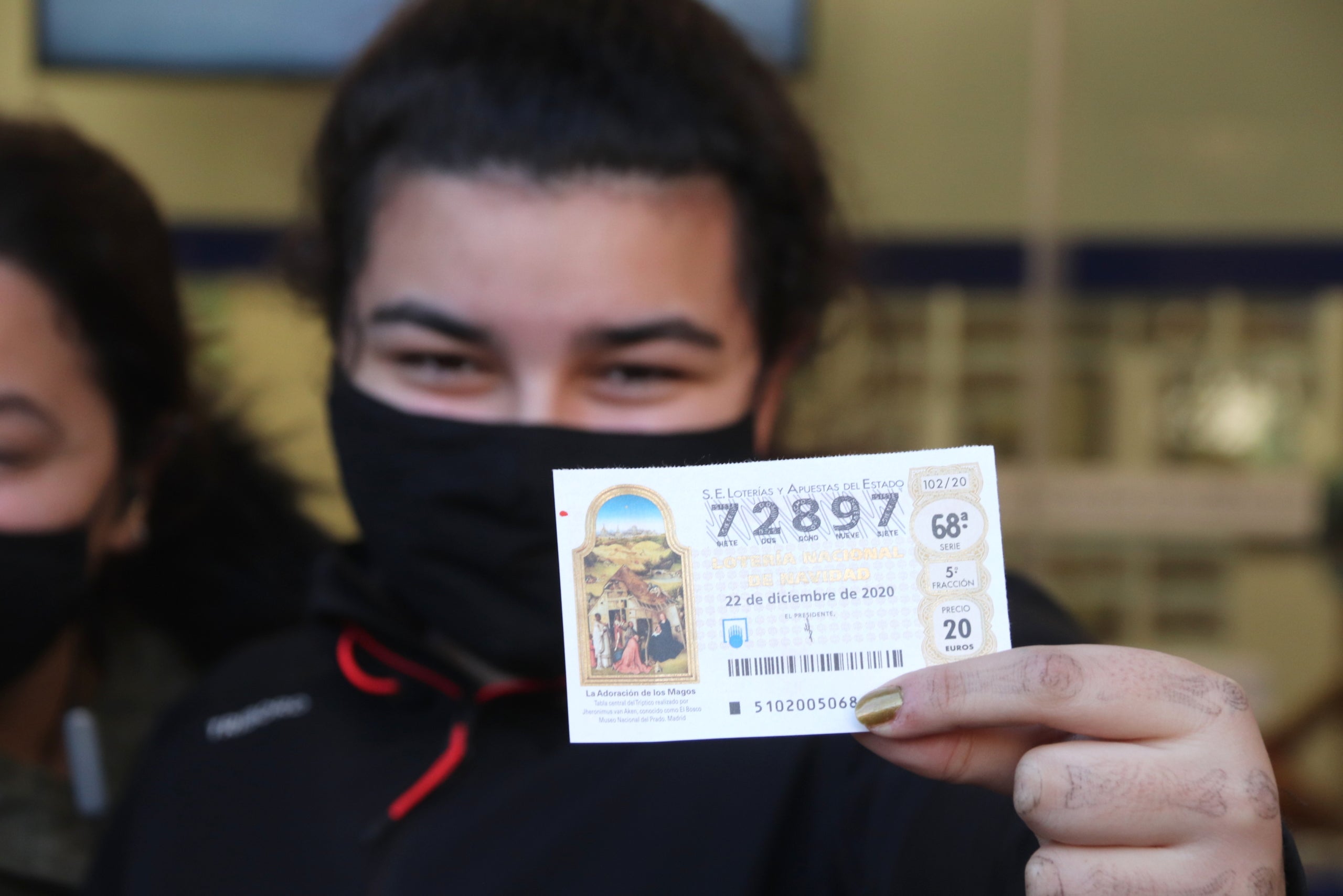 Una dona mostra un dècim de la Loteria premiat / ACN