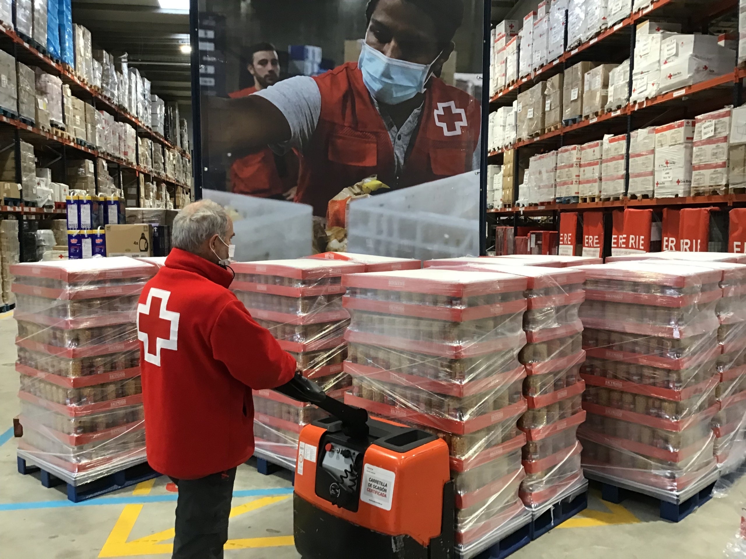 Entrega de producte de primera necessitat a la Creu Roja