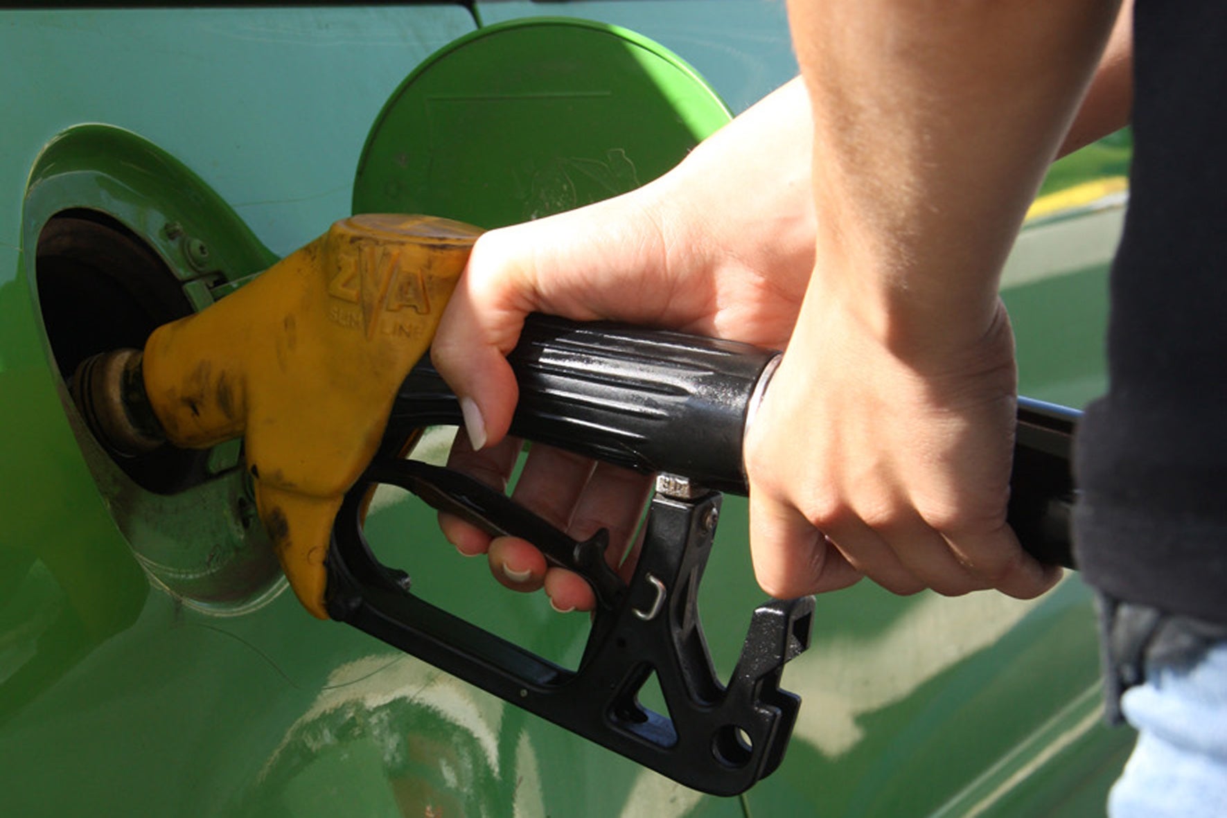 Un conductor posant benzina el seu vehicle / ACN