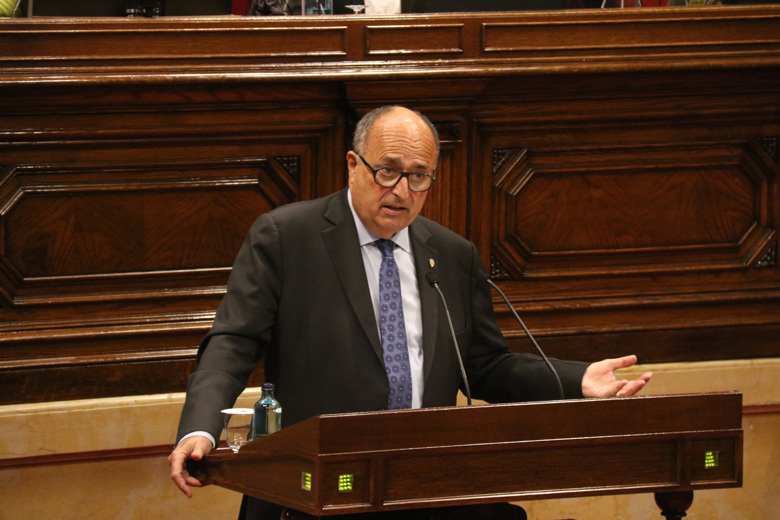 El síndic major de la Sindicatura de Comptes, Jaume Amat, intervenint al ple del Parlament / ACN