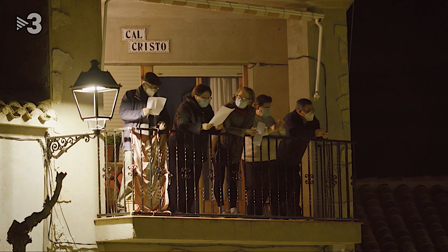 Vecinos de Paüls, en el Baix Ebre, cantando 'Tornarem' al final del programa 'El foraster'