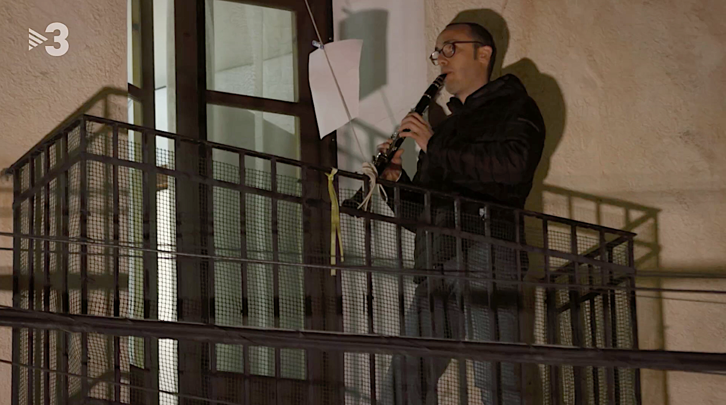 Un veí de Paüls tocant el 'Tornarem' al balcó al final del programa 'El foraster'