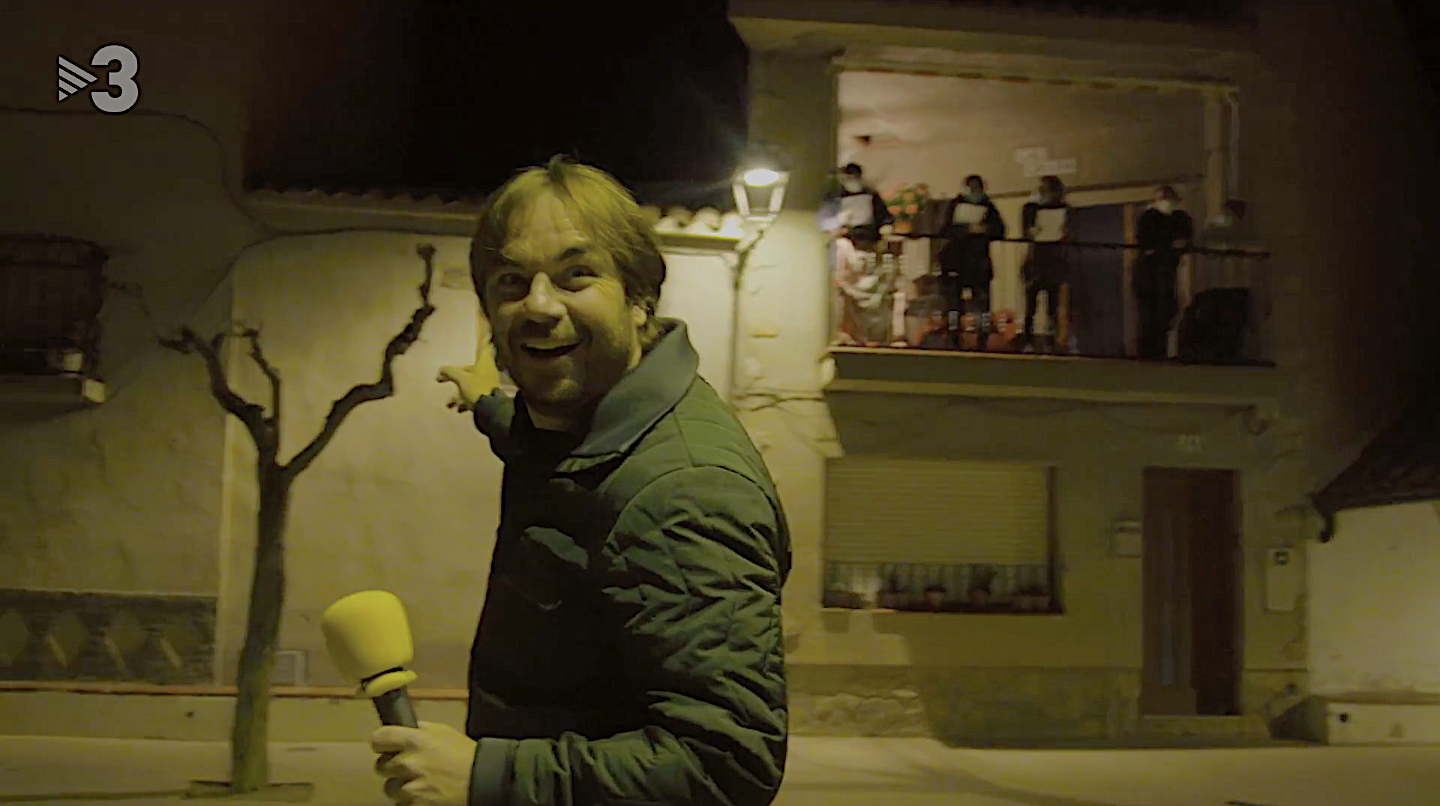 Quim Masferrer frente a un balcón donde vecinos de Paüls cantaban 'Tornarem' al final del programa 'El foraster'
