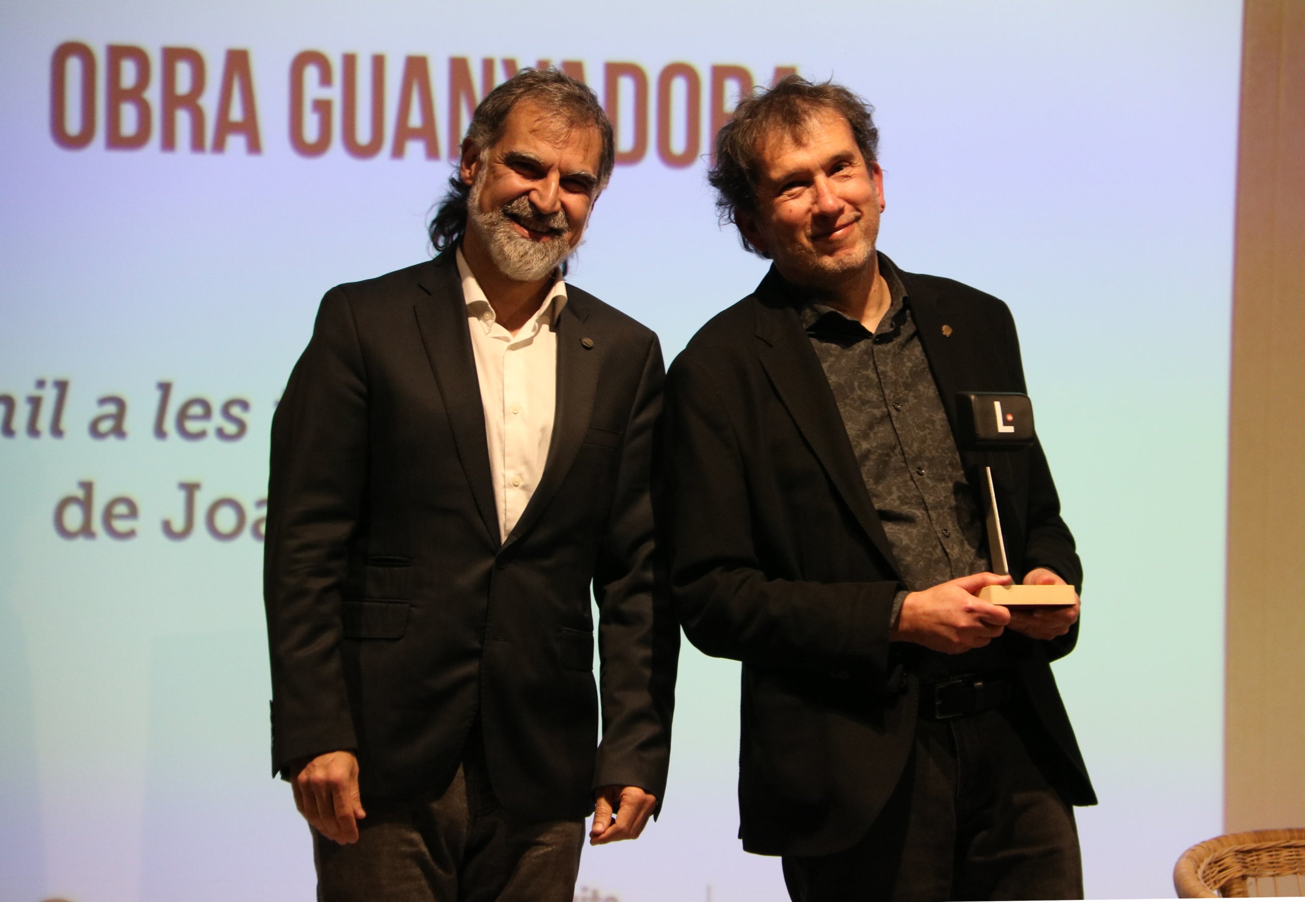 El president d'Òmnium, Jordi Cuixart, i Joan-Lluís Lluís a l'entrega del premi / ACN