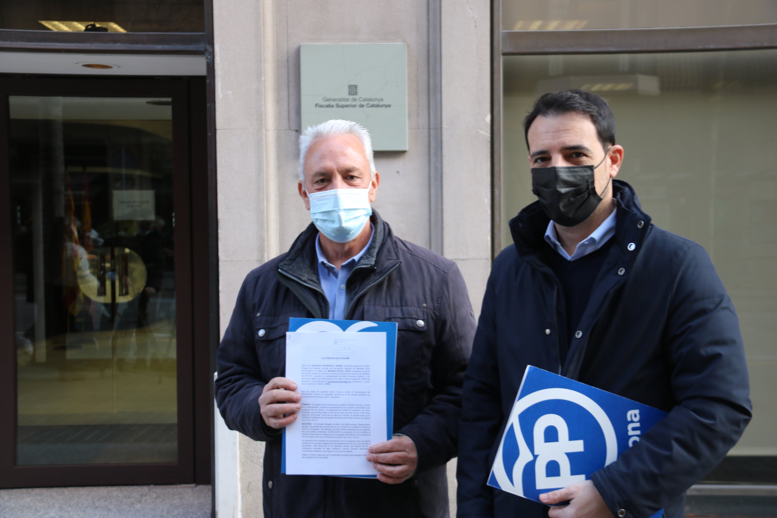 El secretari general del PPC, Santi Rodríguez, entrega la denuncia a la Fiscalia / ACN