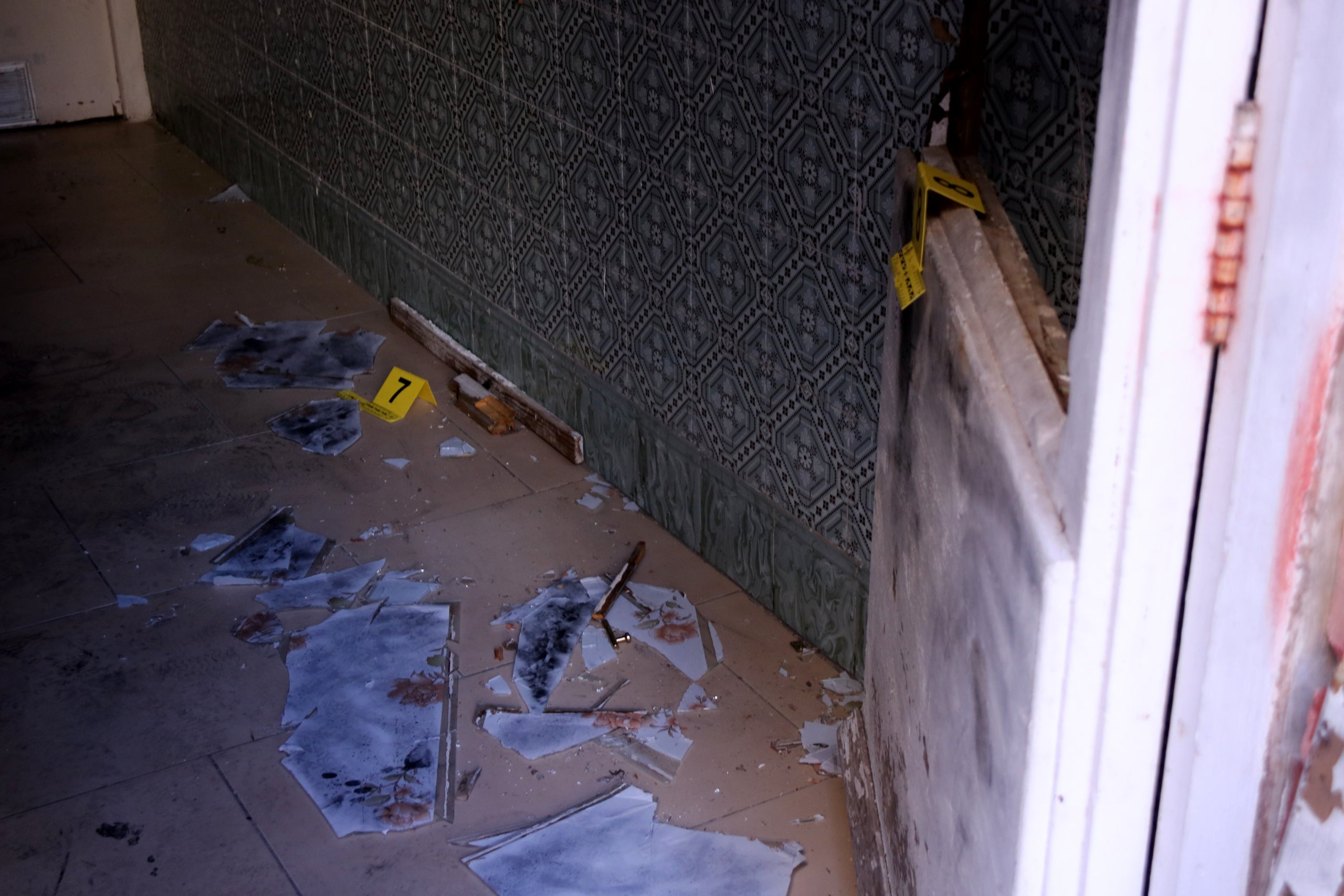 La porta de l'accés principal de la casa de Roquetes on un home de 26 anys va morir violentament / ACN