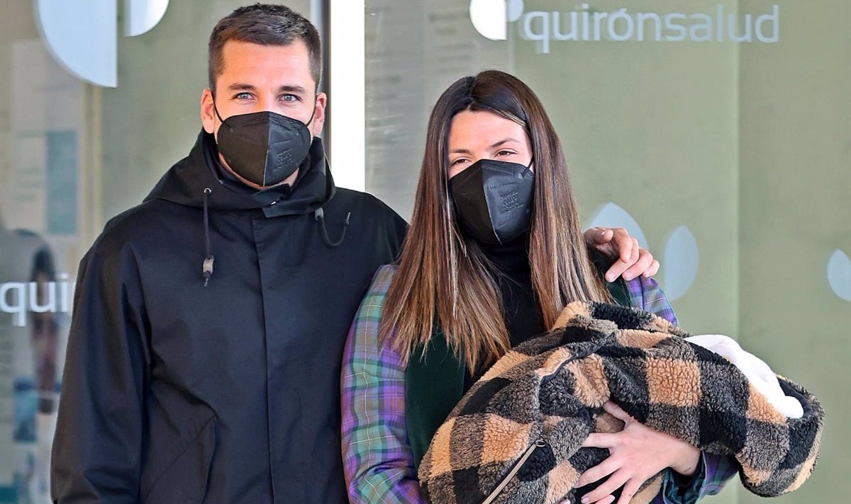 Laura Matamoros, amb el marit i el segon fill en braços - Europa Press