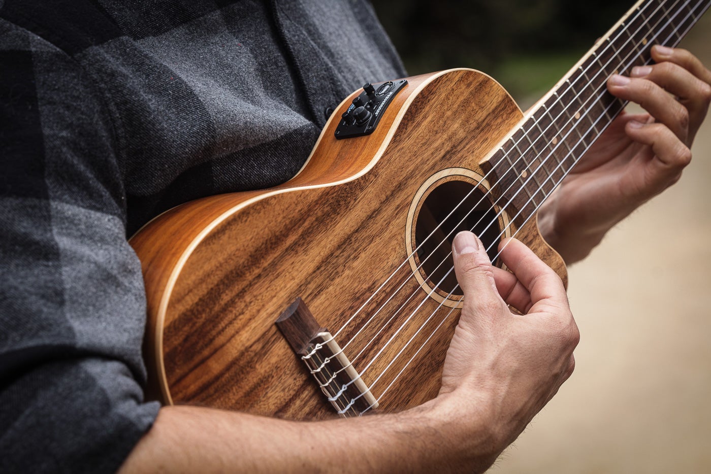 Èric Vergés tocant la seva petita guitarra / Jordi Borràs