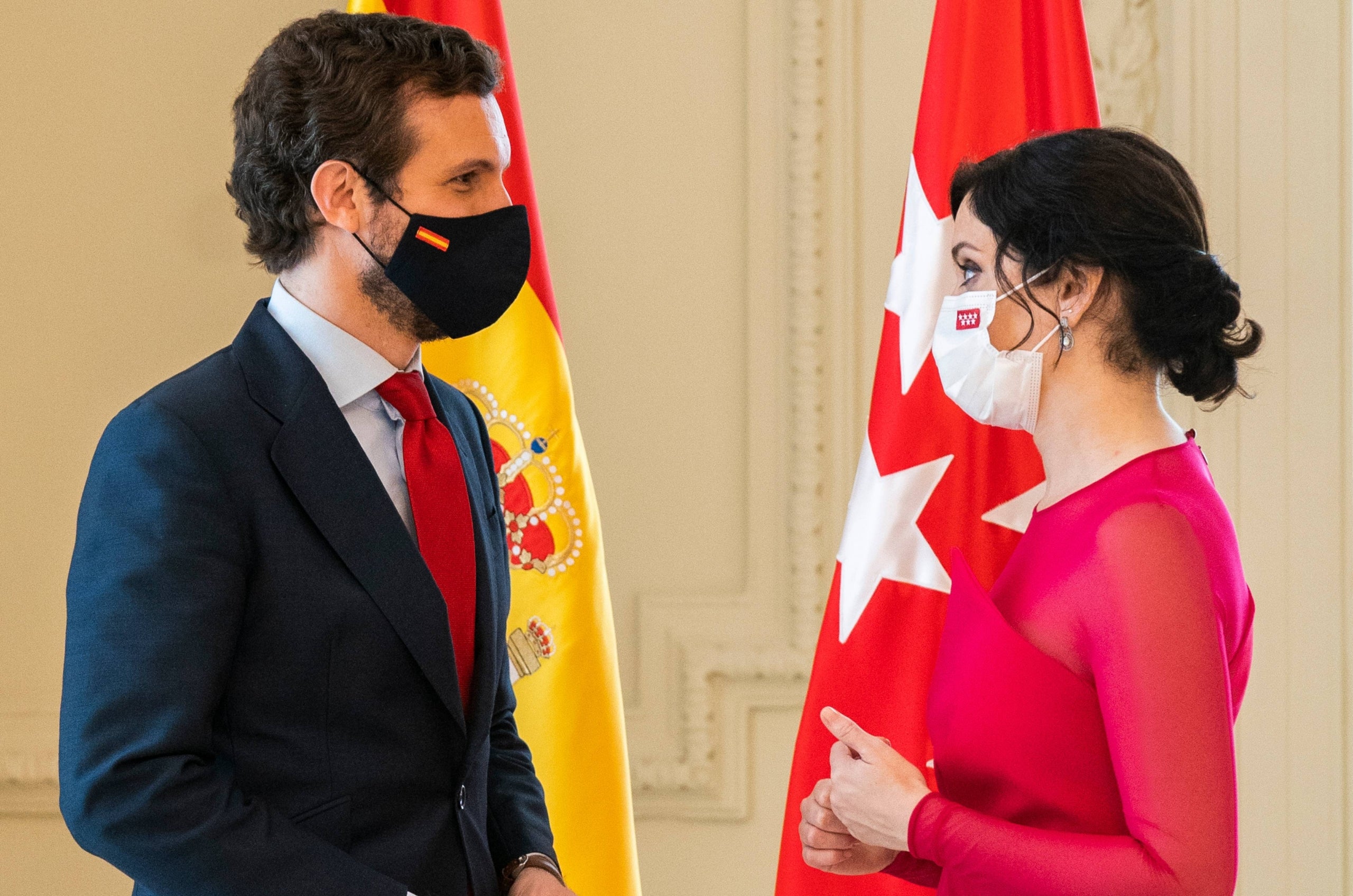 Casado conversa amb Ayuso en una trobada / ACN