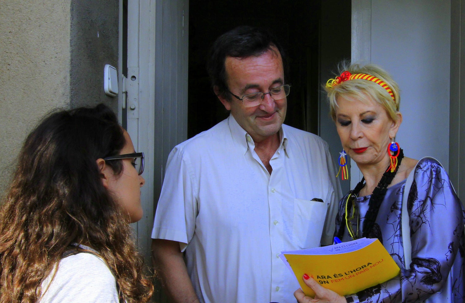 Karmele Marchante fent la gigaenquesta/Quim Llorens, arxiu ACN