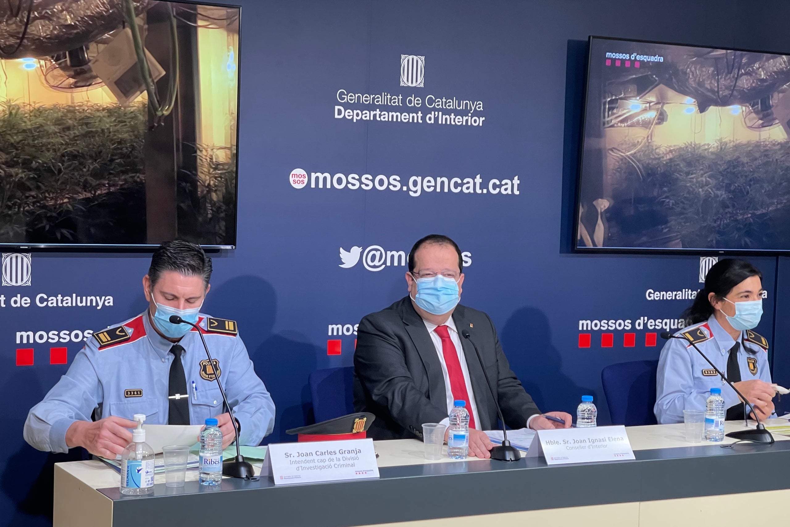 L'intendent Joan Carles Granja, el conseller d'Interior, Joan Ignasi Elena i la inspectora Montserrat Escudé en la presentació a les Corts del Pla contra la marihuana i el balanç del 2021/Quico Sallés