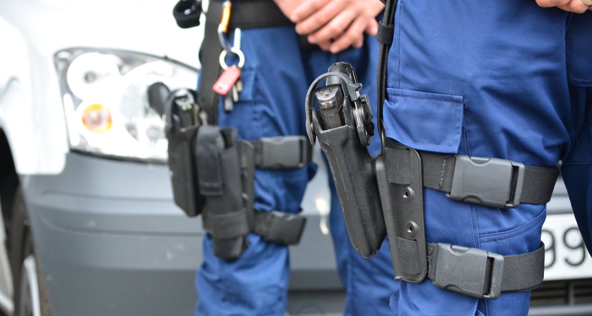 Pistoles dels Mossos d'Esquadra amb la seva funda i la seguretat, element que manca a les fundes noves/Mossos