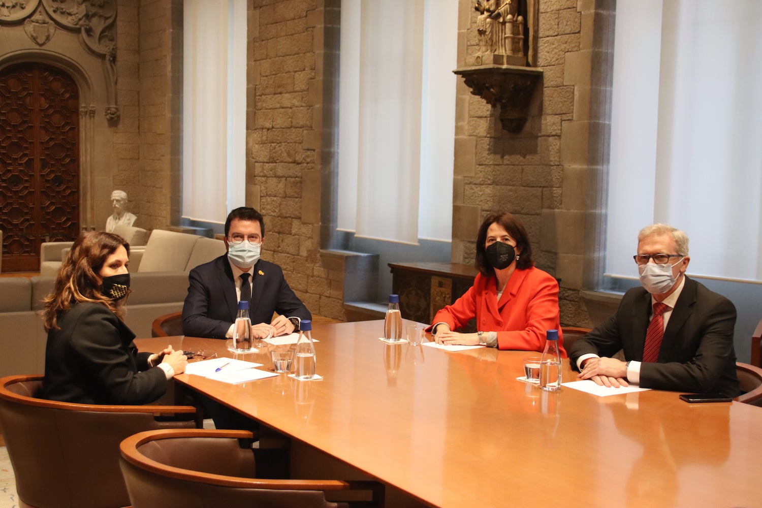 Aragonès i la consellera de la Presidència, Laura Vilagrà, amb Paluzie, i el vicepresident de l'entitat, David Fernàndez / ACN