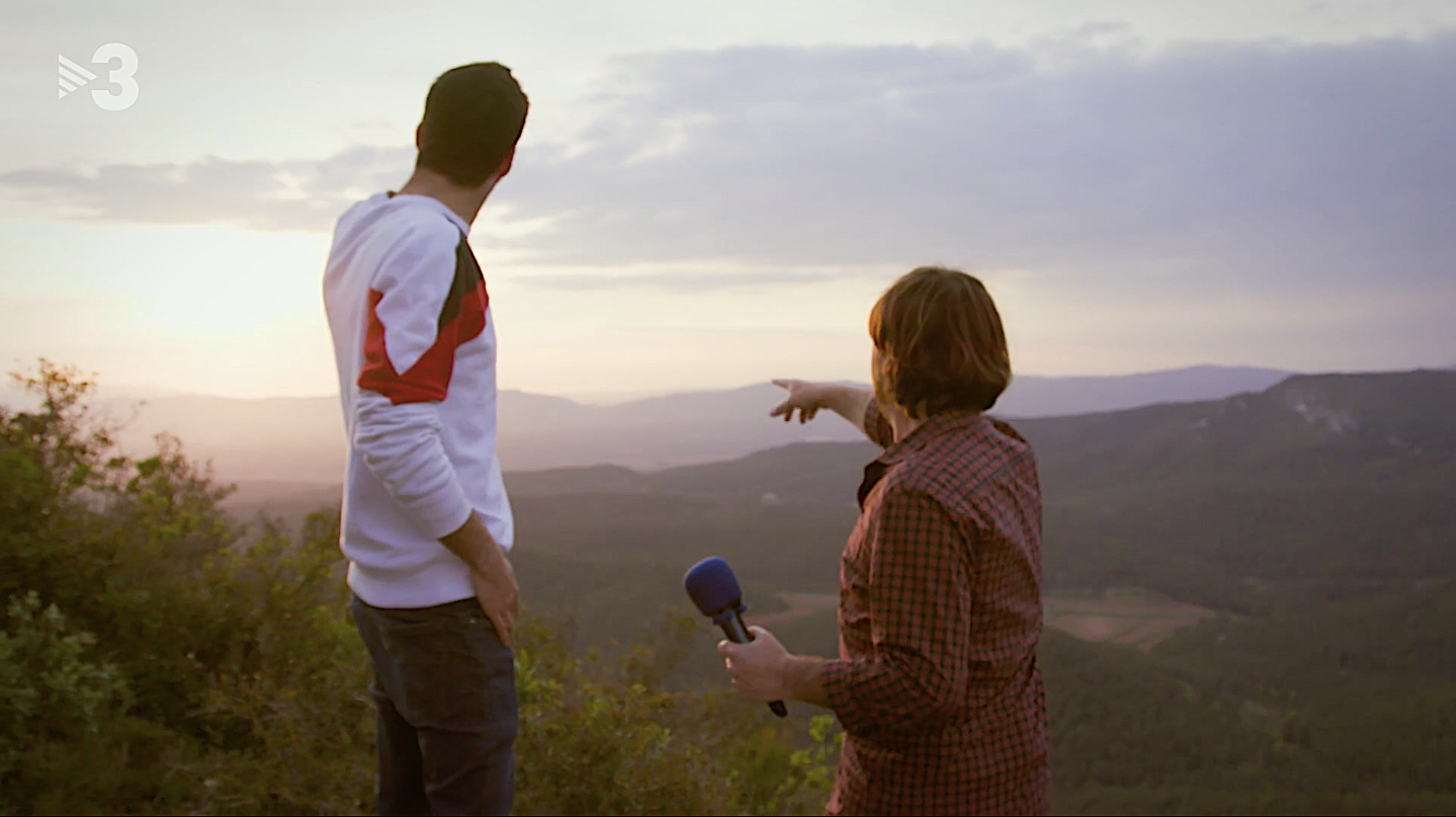 Quim Masferrer amb els joves del poble, veient les vistes des del castell, en la visita d''El foraster' al Montmell / TV3