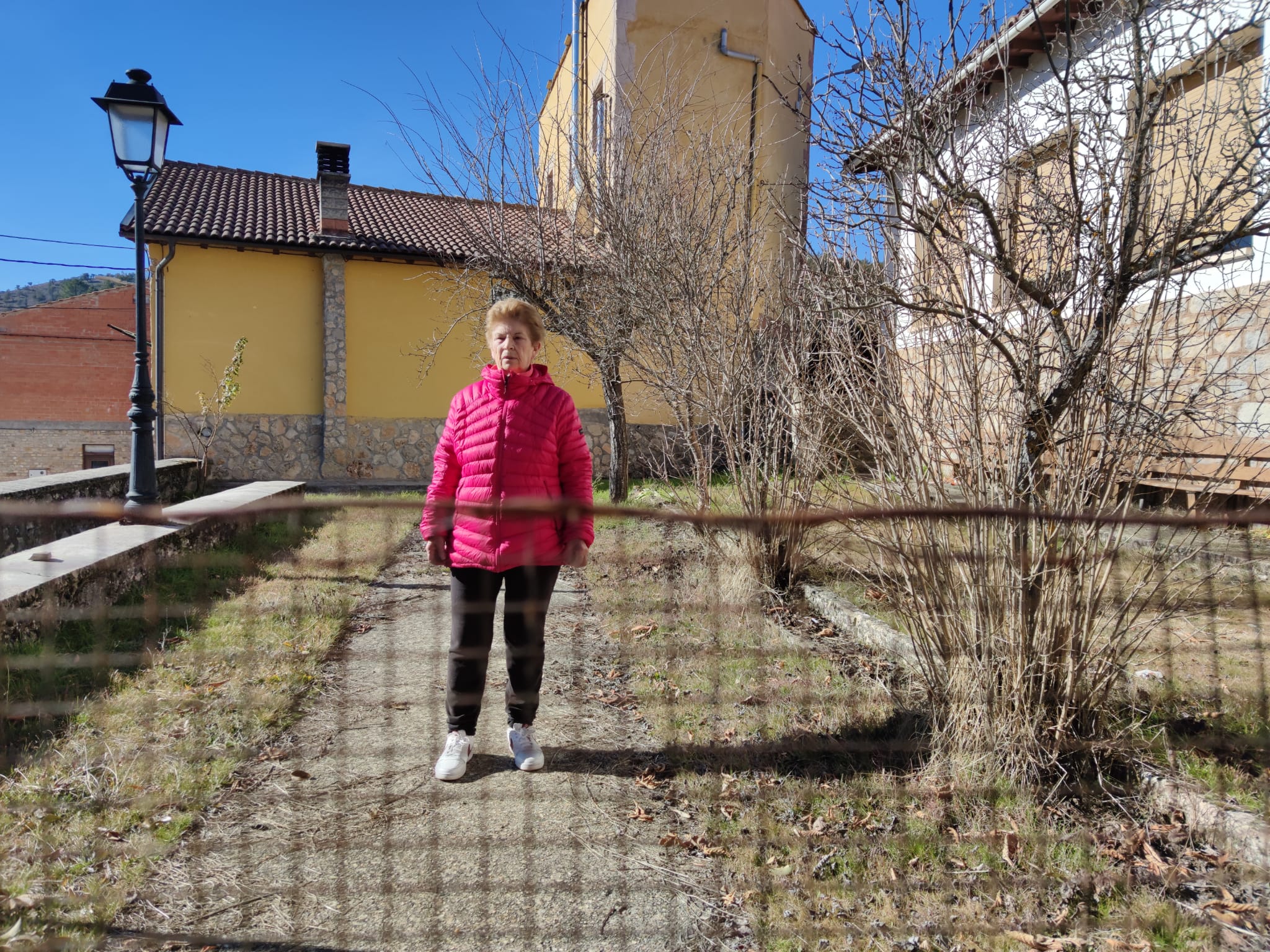 Antonia García, veïna de Talveila (Sòria), al mig d'una pista de petanca abandonada / Joan Antoni Guerrero