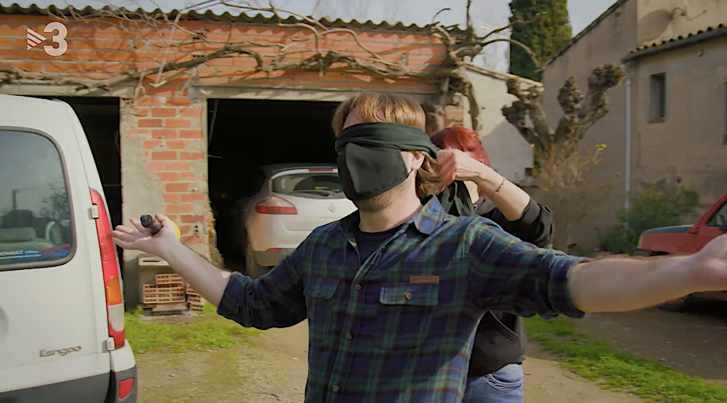 Quim Masferrer deixant-se embenar els ulls per anar a caçar bolets a un lloc secret al programa d''El foraster' de Sant Martí Vell