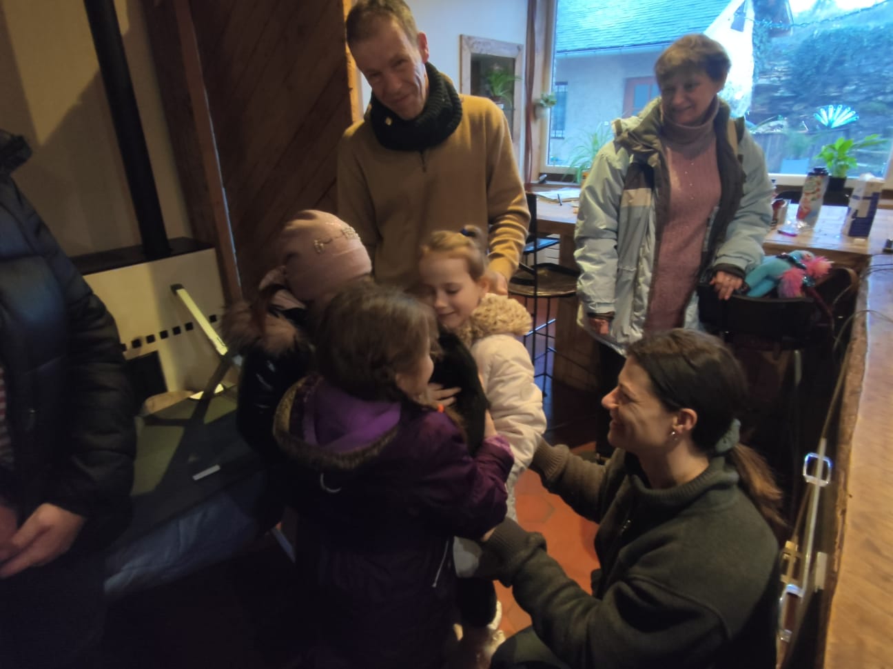 L'Aureli i el seu home s'acomiaden dels nens de l'operació Cigonya a Borgonya/Quico Sallés