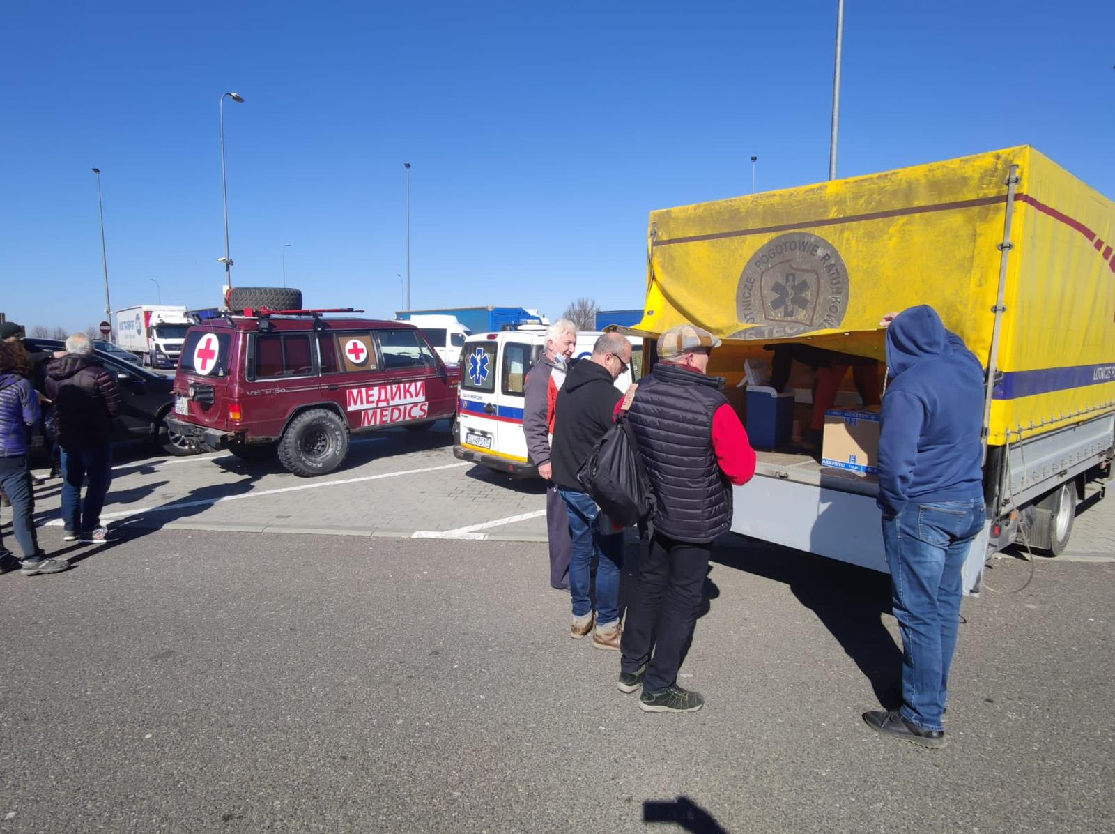 Membres de l'operació Cigonya per anar a buscar refugiats ucraïnesos, traspassant material dels seus vehicles al camió d'un grup de bombers polonesos que ha creuat la frontera per entrar a Ucraïna / Cedida