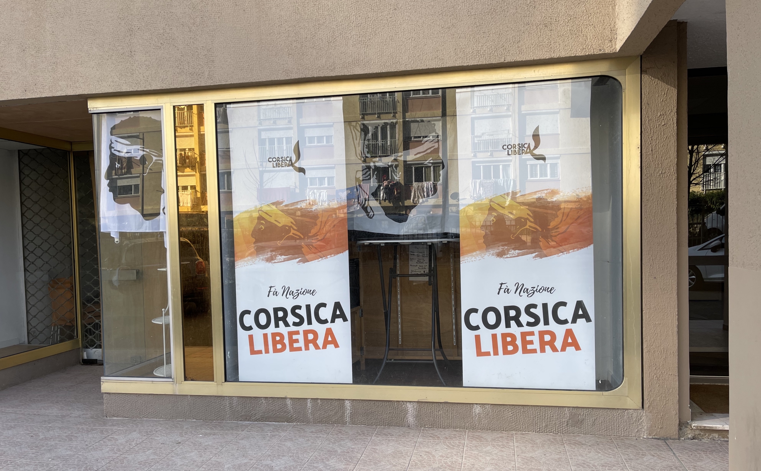 Una imatge d'una de les seus del partit independentisya Corsica Libera a Aiacciu/Quico Sallés