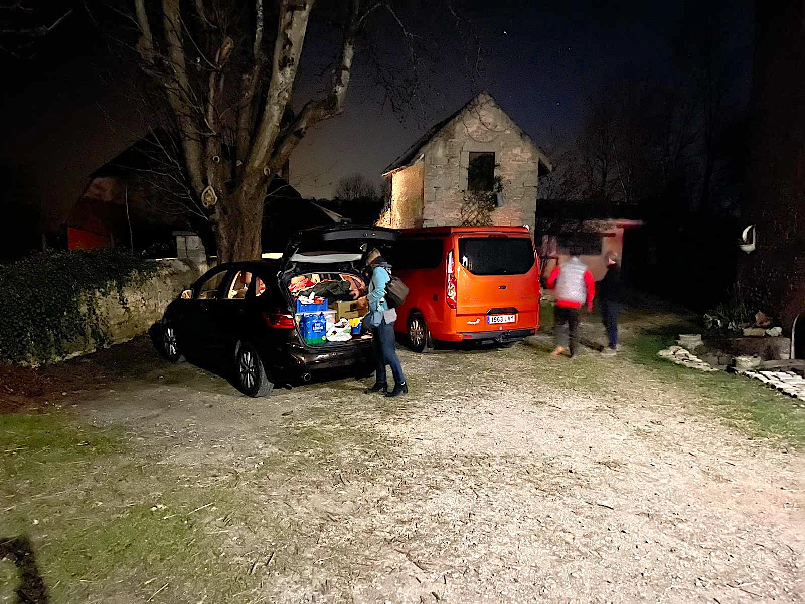 Vehicles de la caravana de l'operació Cigonya per anar a buscar refugiats a Ucraïna, en l'aturada de final de la primera etapa, a Alemanya / Q.S.