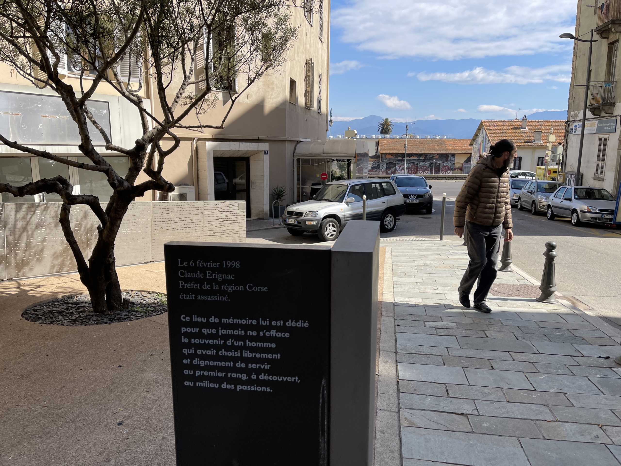 Un home passa per davant l'escultura que recorda el lloc on va ser assassinat Erinac/Quico Sallés