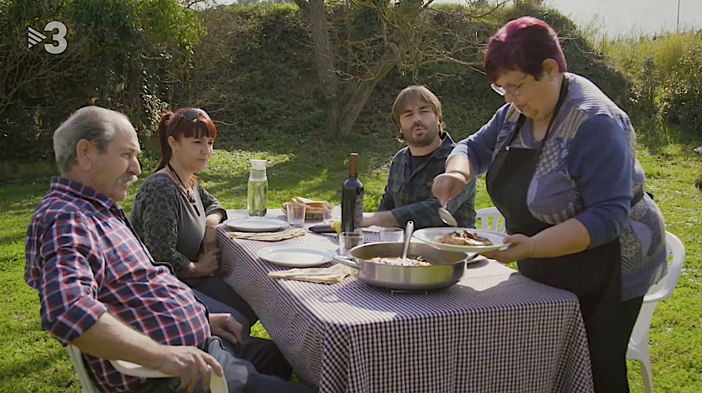 Quim Masferrer i dinant vedella amb murgueles amb la família formada per en Joan, la Paquita i la Sílvia a 'El foraster' de Sant Martí Vell