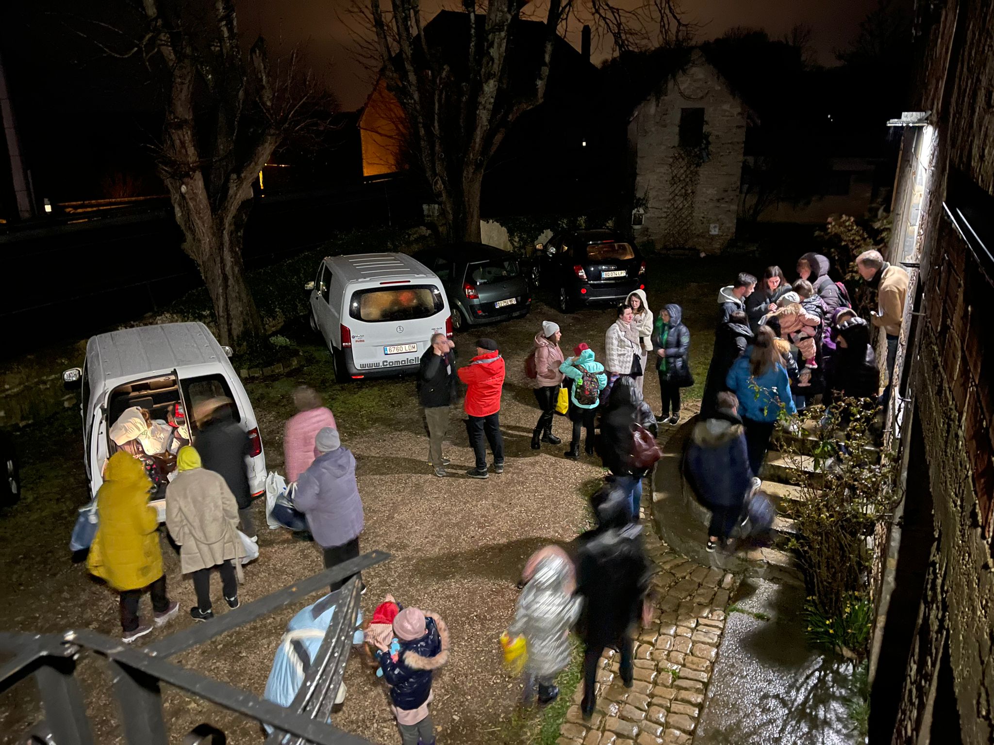 Els refugiats del comboi de l'Operació Catalunya es refugien a França abans de començar l'última etapa del viatge / Quico Sallés