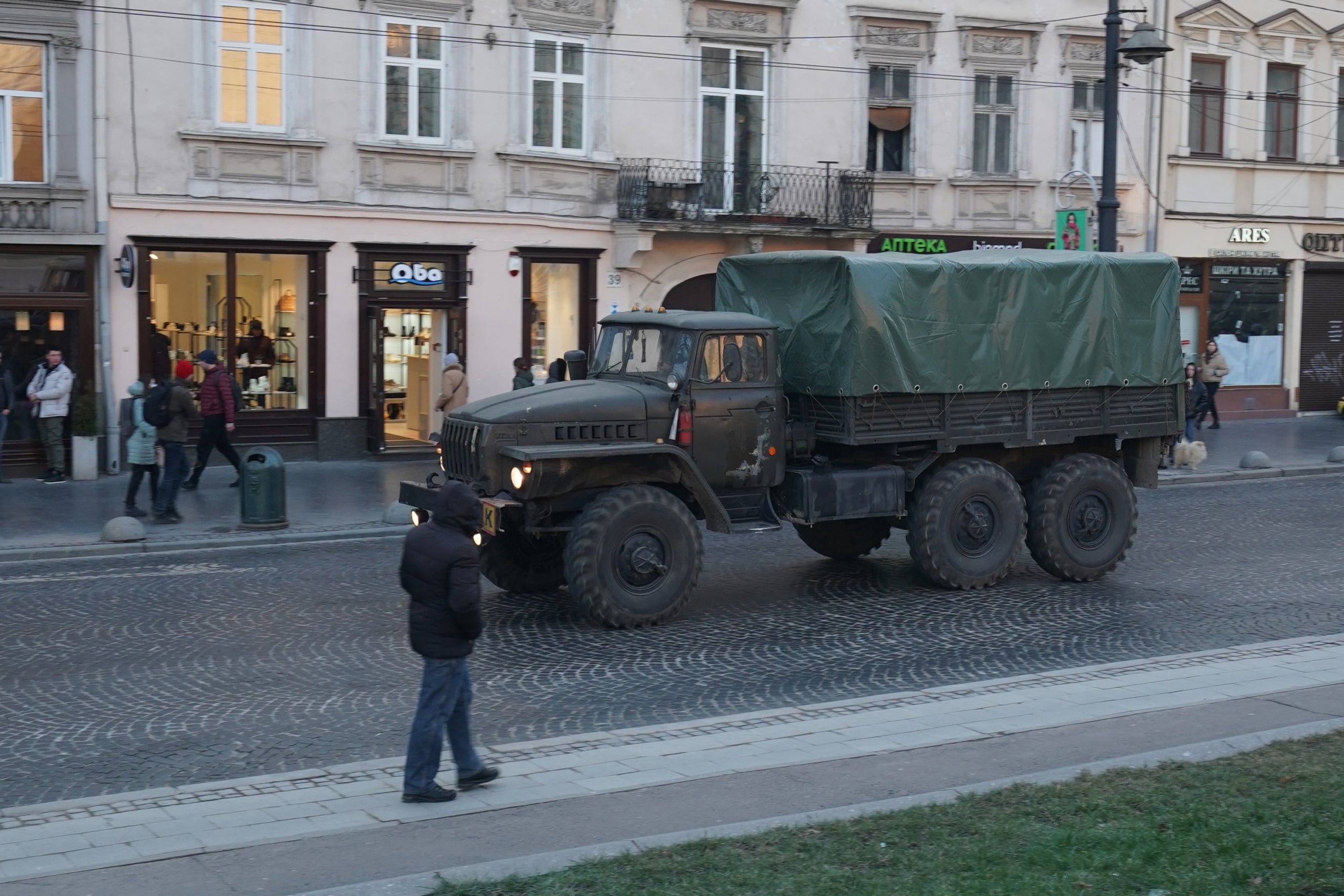 Un vehicle militar ucraïnès circula pels carrers de Lviv / DPA