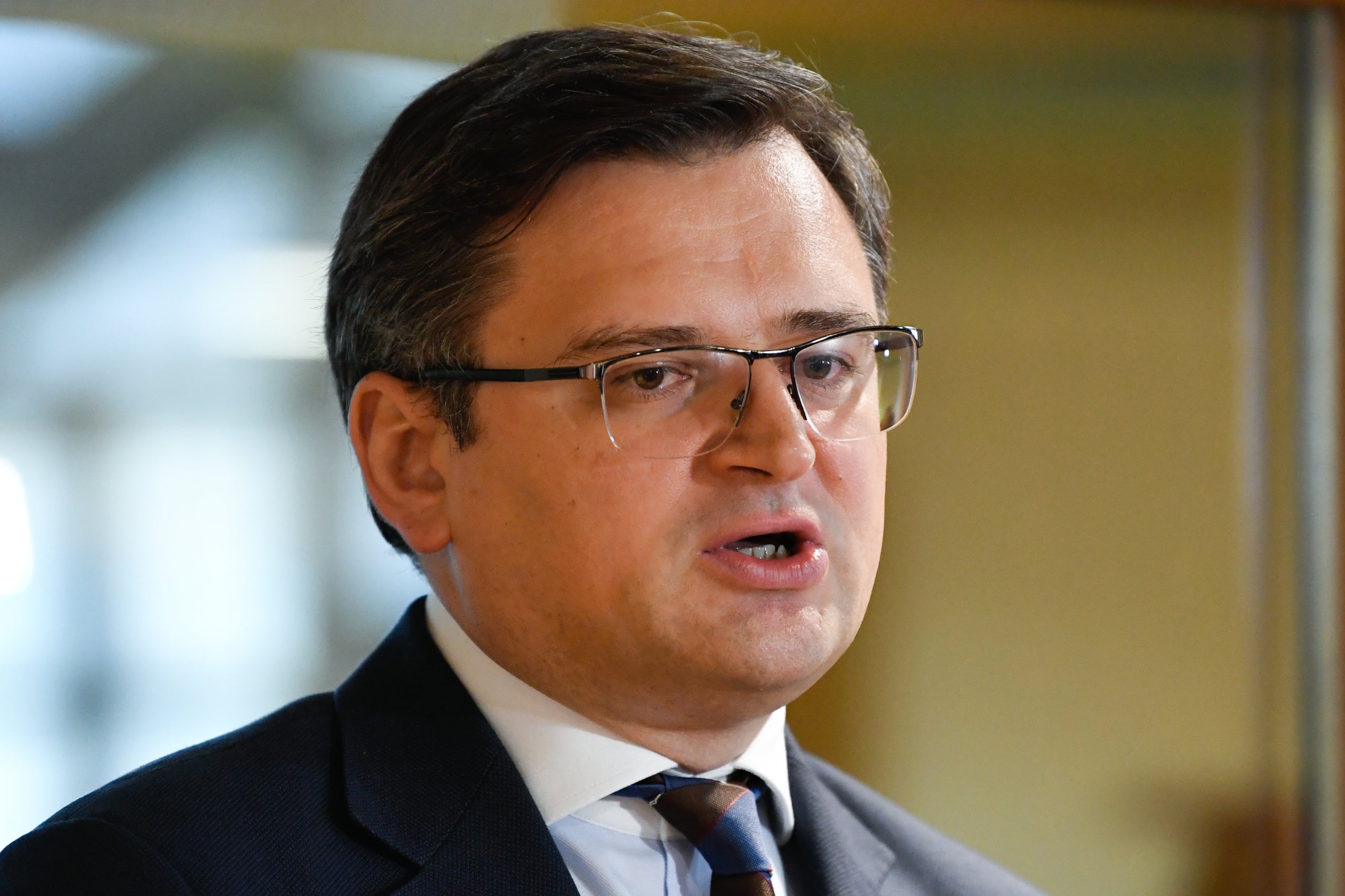 El ministre d'exteriors d'Ucraïna, Dymitro Kuleba, en una atenció als mitjans abans de reunir-se amb els ministres d'exteriors de la Unió Europea / ACN