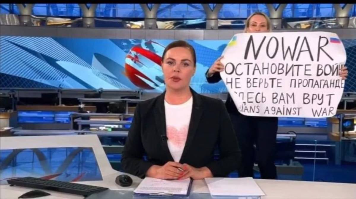 Imatge de la periodista russa irrompent a l'informatiu / Twitter