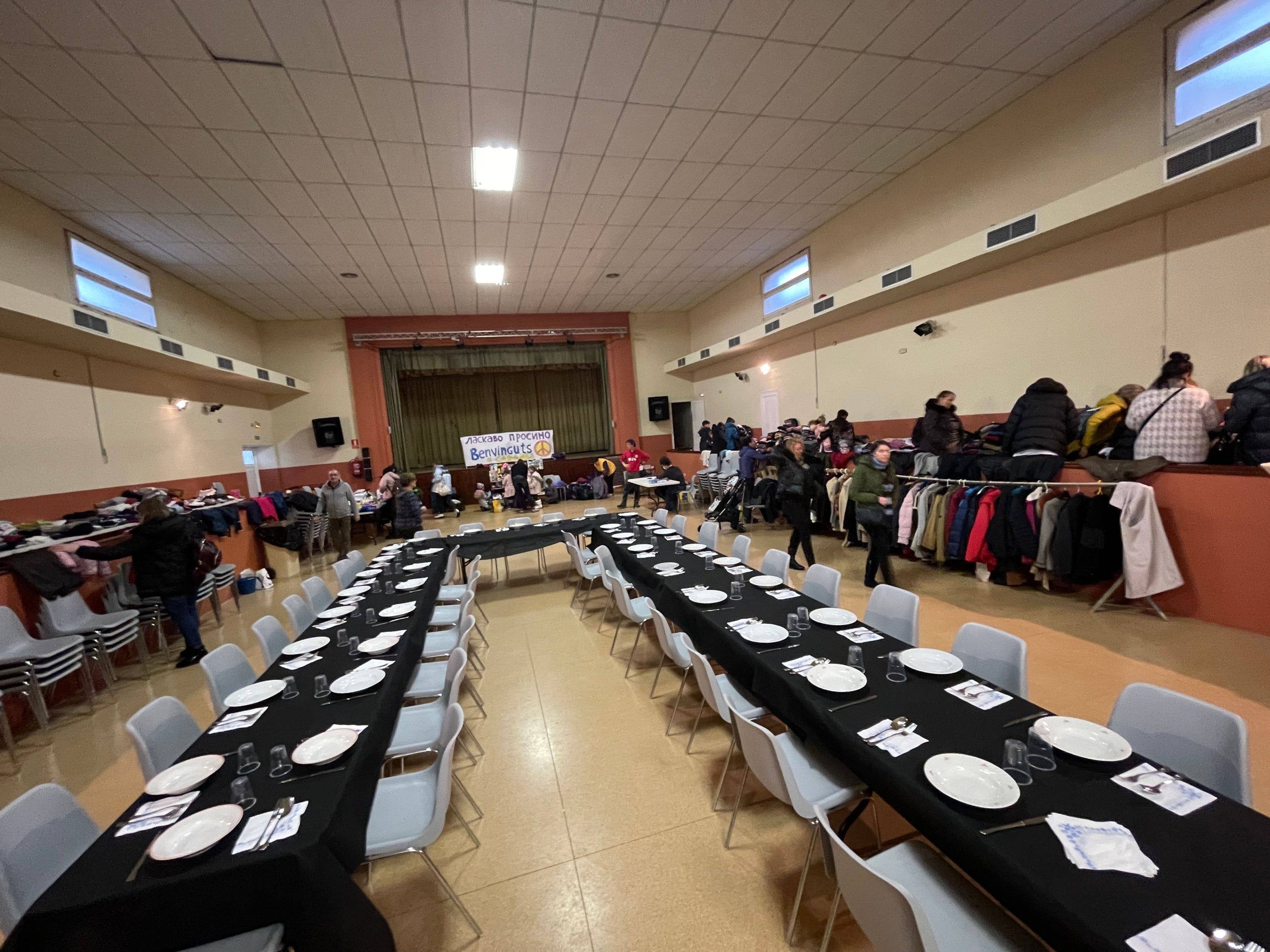 L'espai social de Cabanes, amb la taula parada així com complements per tal de rebre els refugiats/Quico Sallés