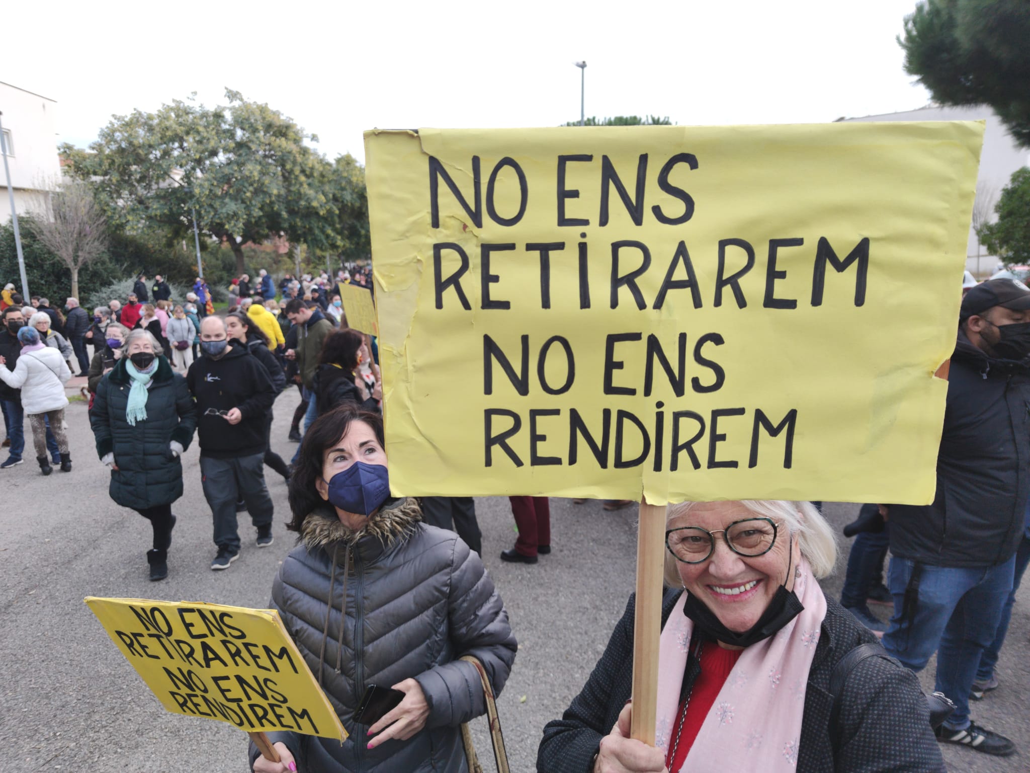 Una dona mostra un cartell reivindicatiu a la protesta de Canet de Mar contra el 25% de castellà / JAG