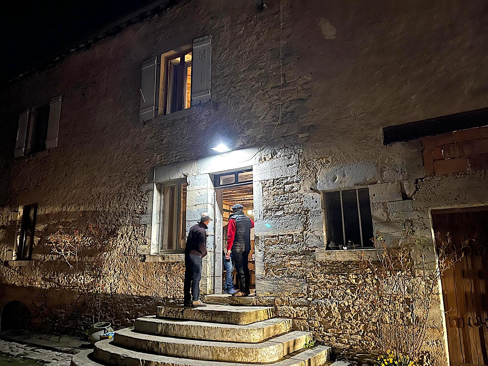 Integrants de la caravana de l'operació Cigonya per anar a buscar refugiats a Ucraïna, en l'aturada de final de la primera etapa, a Alemanya / Q.S.