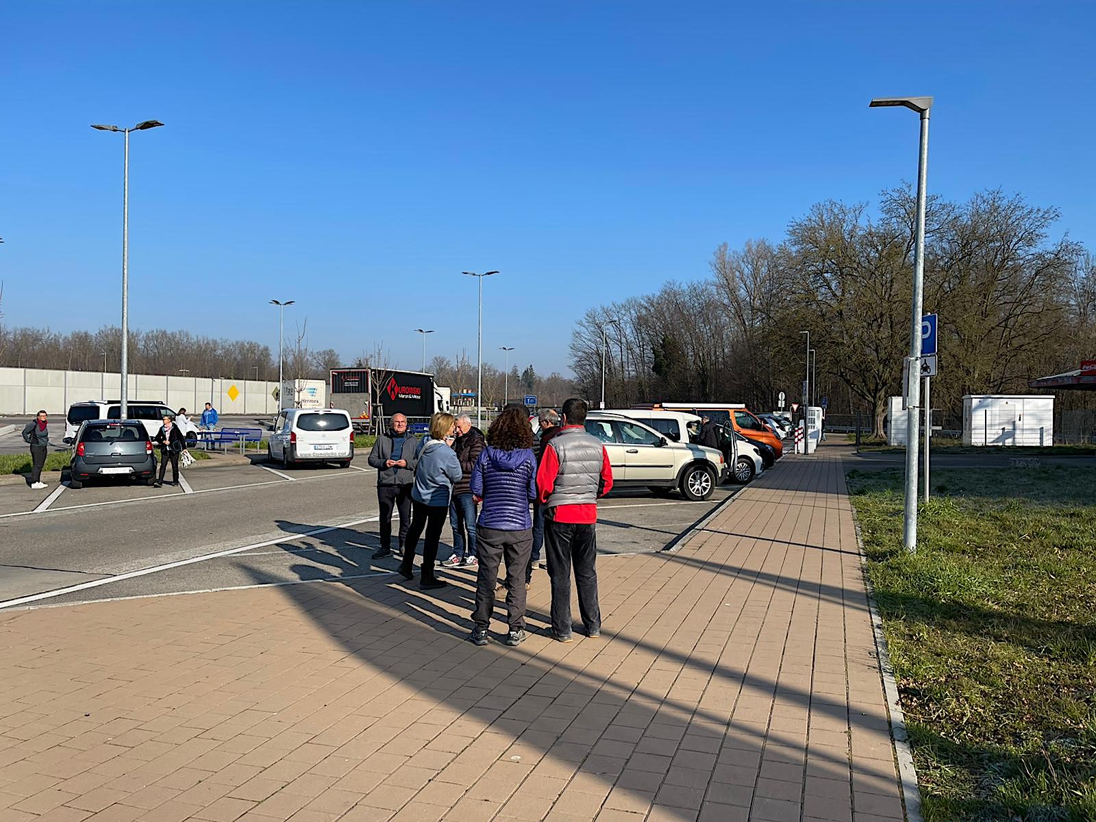 Integrants de la caravana de l'operació Cigonya per anar a buscar refugiats a Ucraïna, en reunió improvisada després de la primera nit de viatge / Q.S.