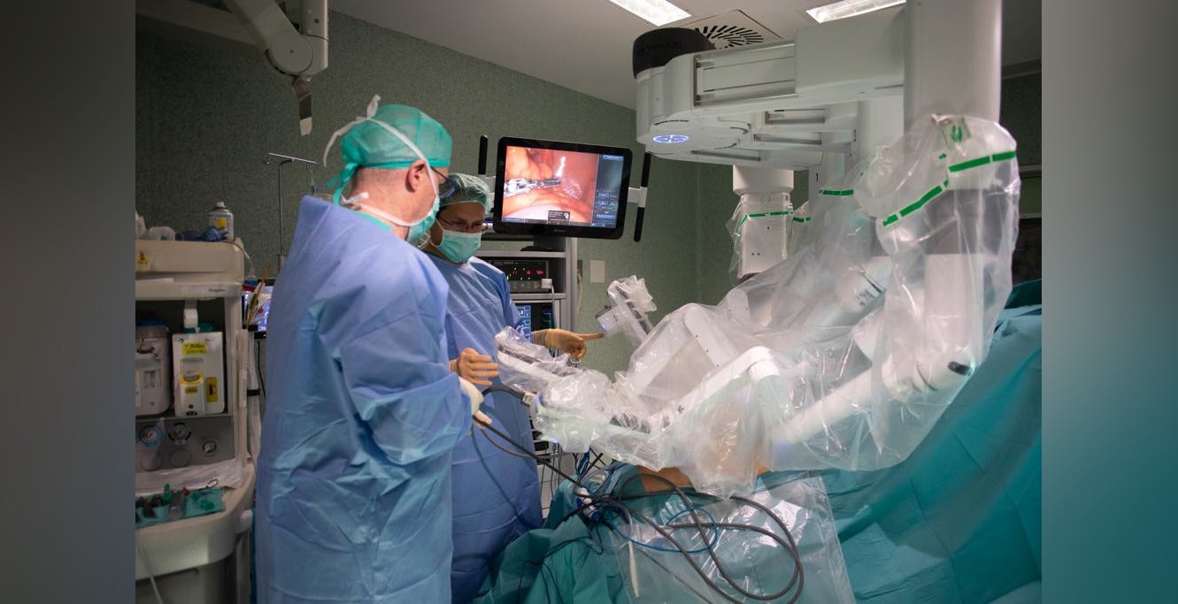 Un uròleg cirurgià treballant amb tecnologia moderna / Servimedia