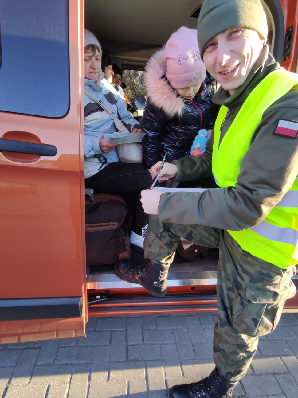 Un dels agents polonesos que participa en els tràmits de l'operació Cigonya un cop localitzats els refugiats / Q.S.