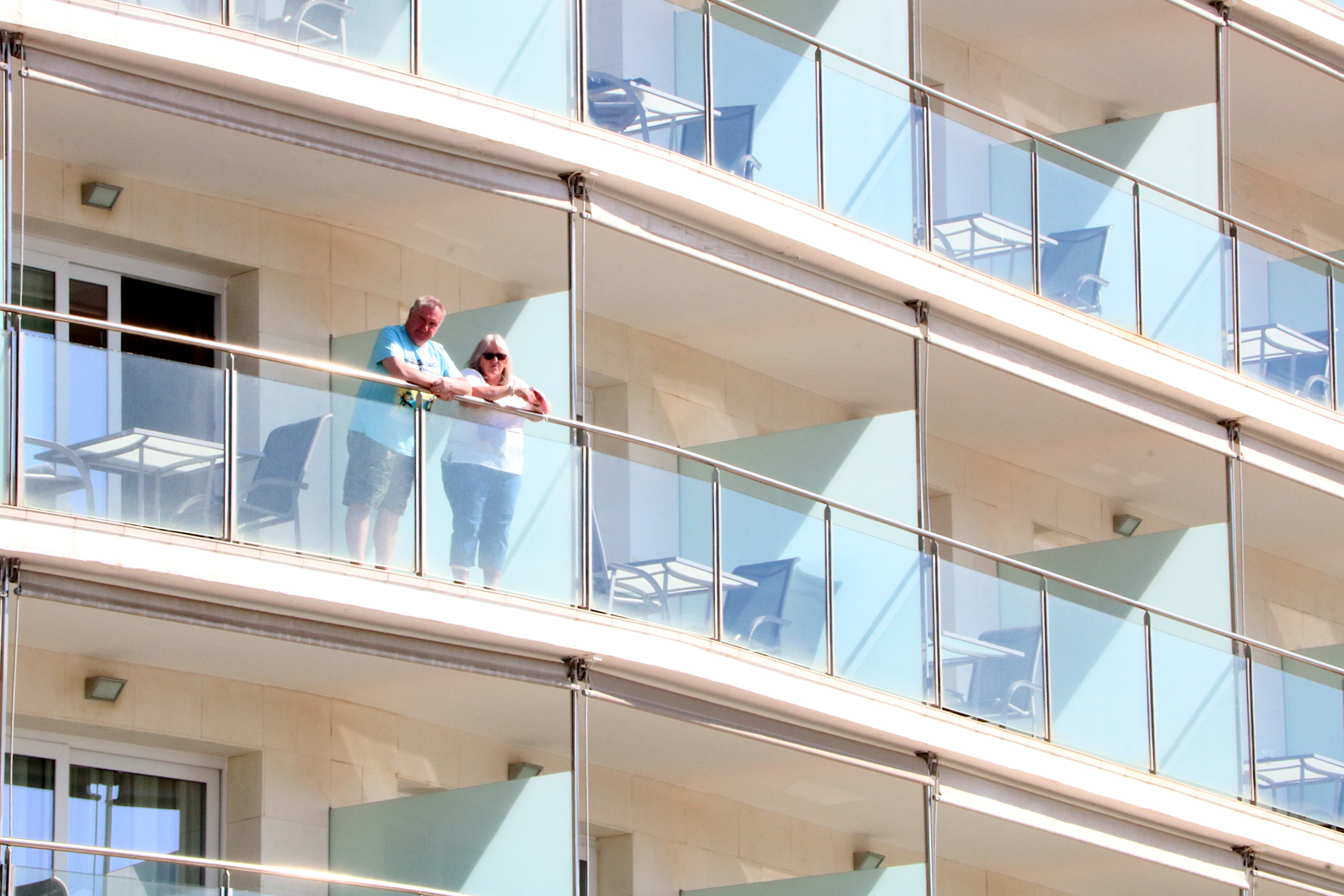 Dos turistes de Sitges al balcó de la seva habitació d'hotel / ACN