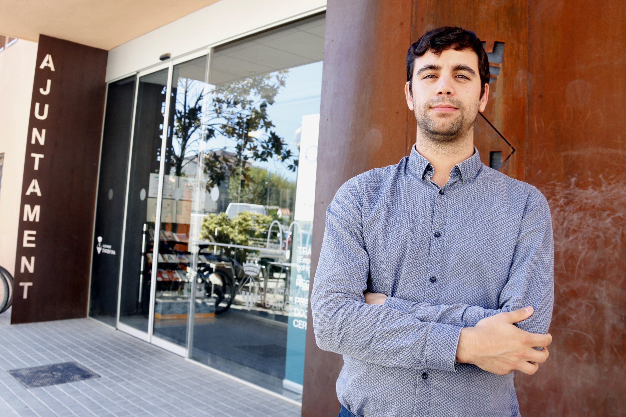 L'exalcalde d'Argentona, Eudald Calvo, a la porta de l'Ajuntament / ACN