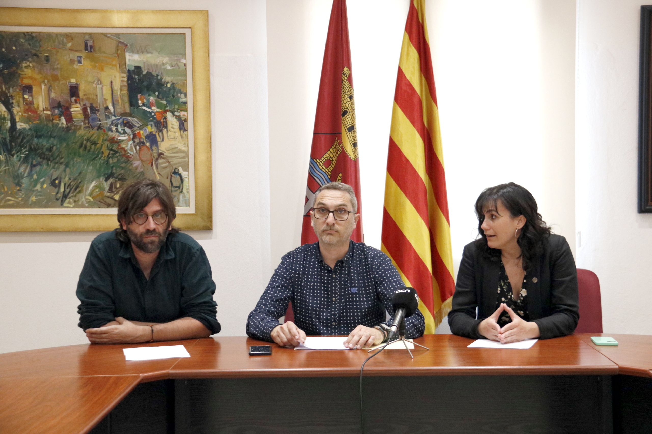 Els consellers del Consell de la República, Aurora Madaula i Guillem Fuster, amb l'alcalde de Torres de Segre, Joan Carles Miró / ACN