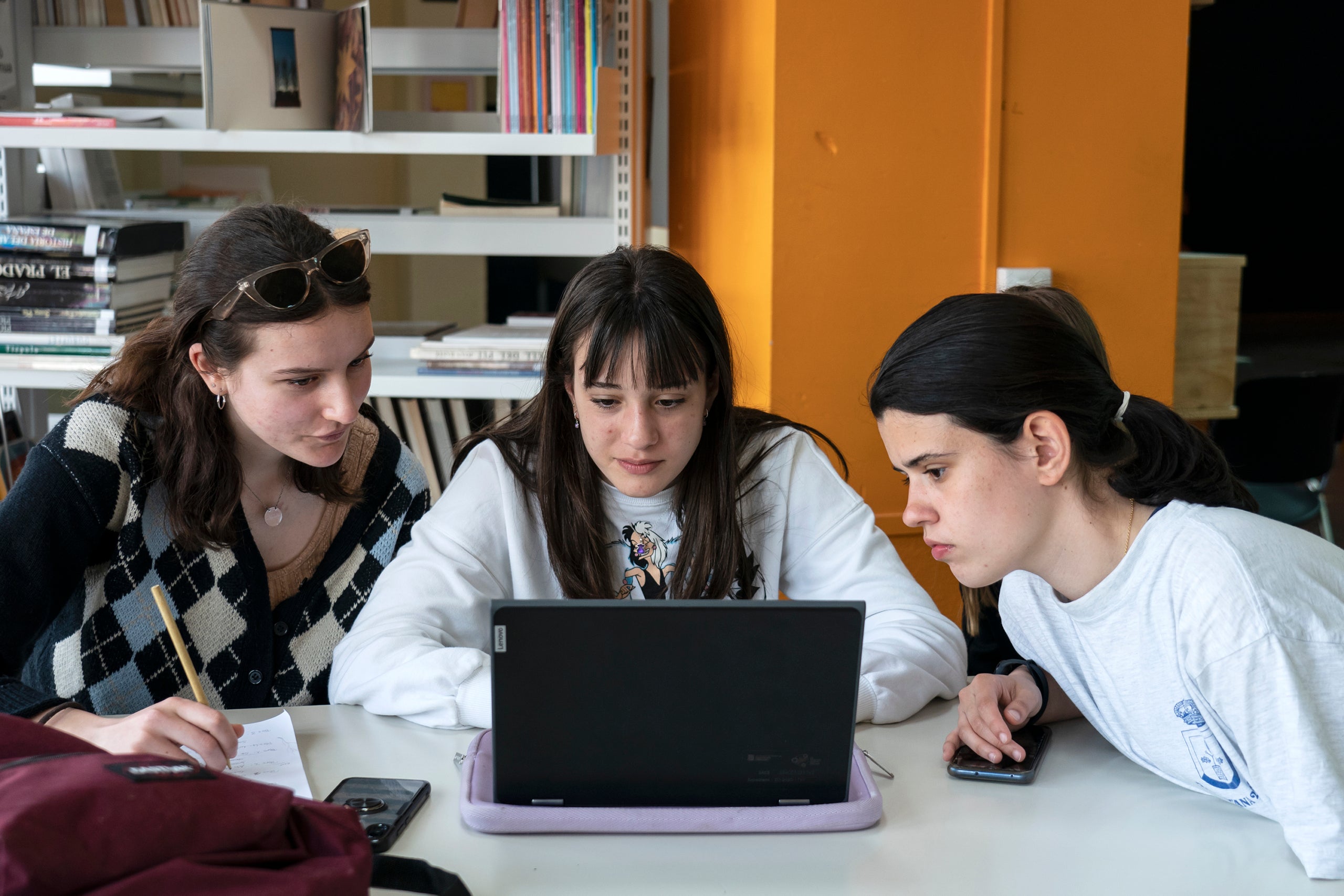 Alumnos en una clase de un instituto de Mataró / Mireia Comas