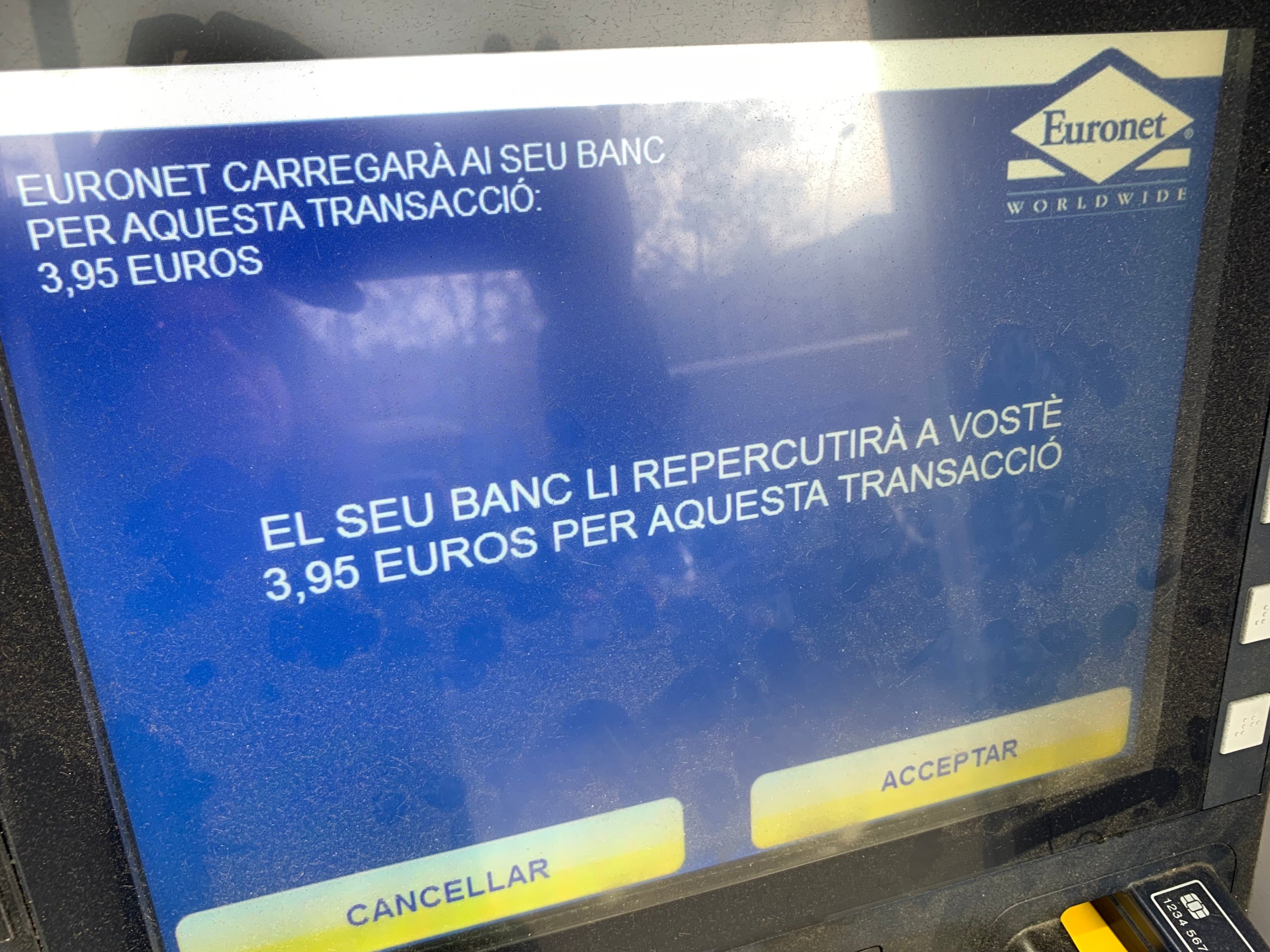 Imatge del comunicat sobre les despeses de gestió d'un caixer d'Euronet / S.B.