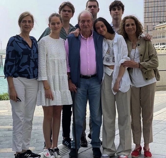 Joan Carles i la família, en la foto de la discòrdia - Europa Press