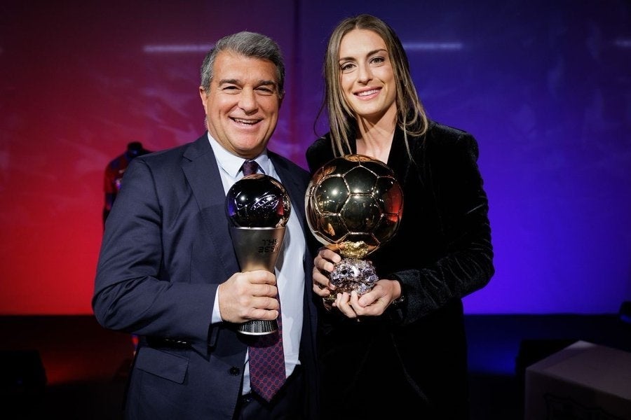 La jugadora del Barça, Alexia Putellas al recibir la pelota de oro / EP