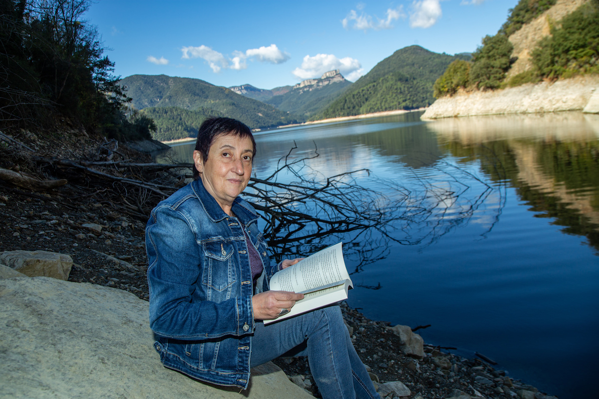 Tura Soler, autora del llibre 'El pantà maleït (La Campana), a la presa del Pasteral, al pantà de Susqueda / Quim Puig / El Punt Avui