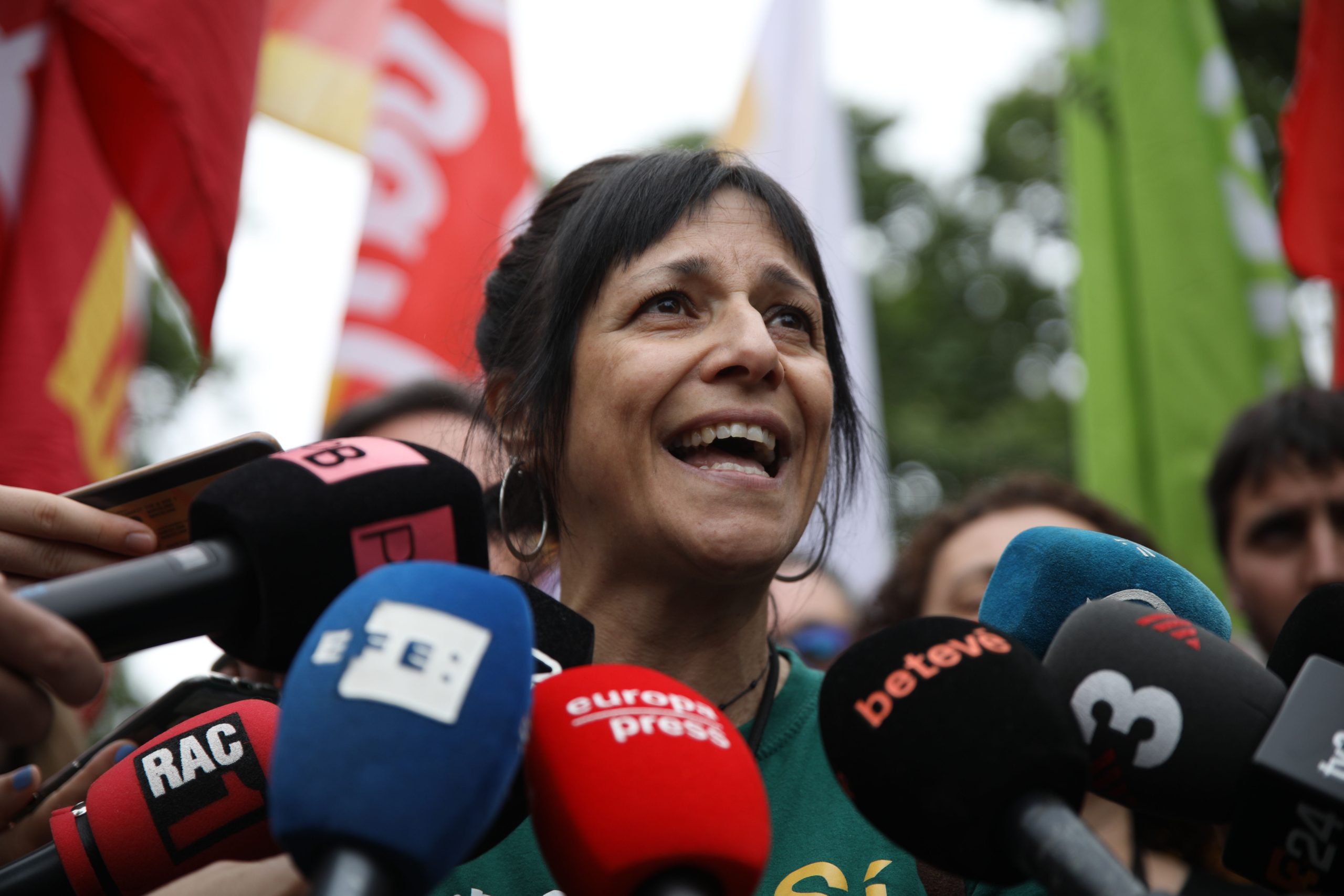 La portaveu del sindicat USTEC-STEs (IAC), Iolanda Segura, atén els mitjans durant un dia de vaga del març de 2022 / Europa Press