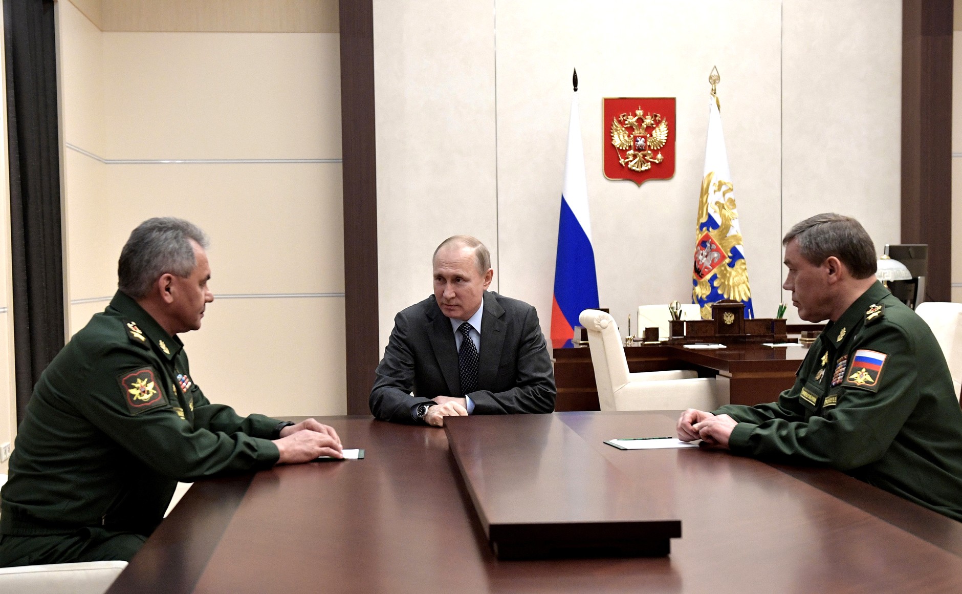 Serguei Xoigú, Vladímir Putin i Valery Gerasimov en una reunió el 2018 / Kremlin