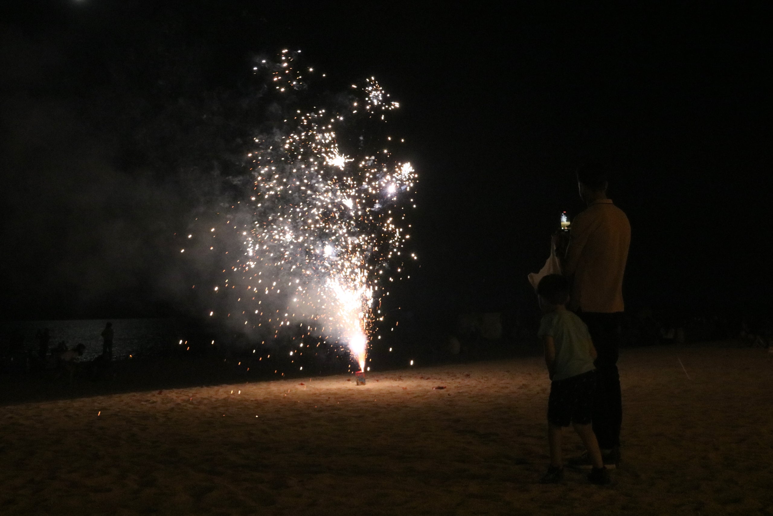 Gent tirant petards a la Platja Gran de Platja d'Aro / ACN