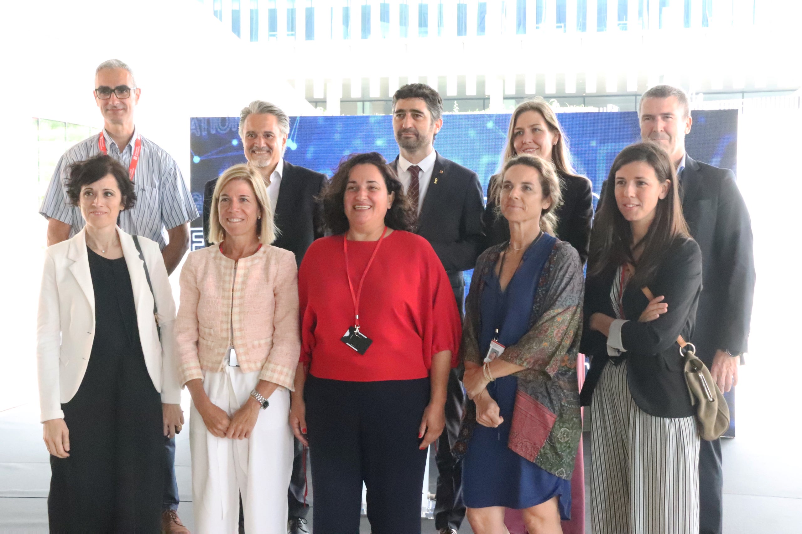El vicepresident del Govern i conseller de Polítiques Digitals, Jordi Puigneró; el president de Microsoft Espanya, Alberto Granados, i membres de Microsoft després de signar el 'Protocol per al desenvolupament i la innovació en el sector TIC' / ACN